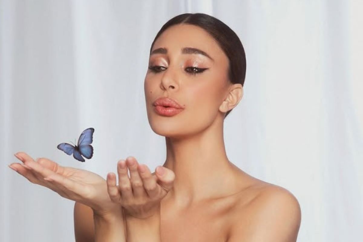 Belen con una farfalla
