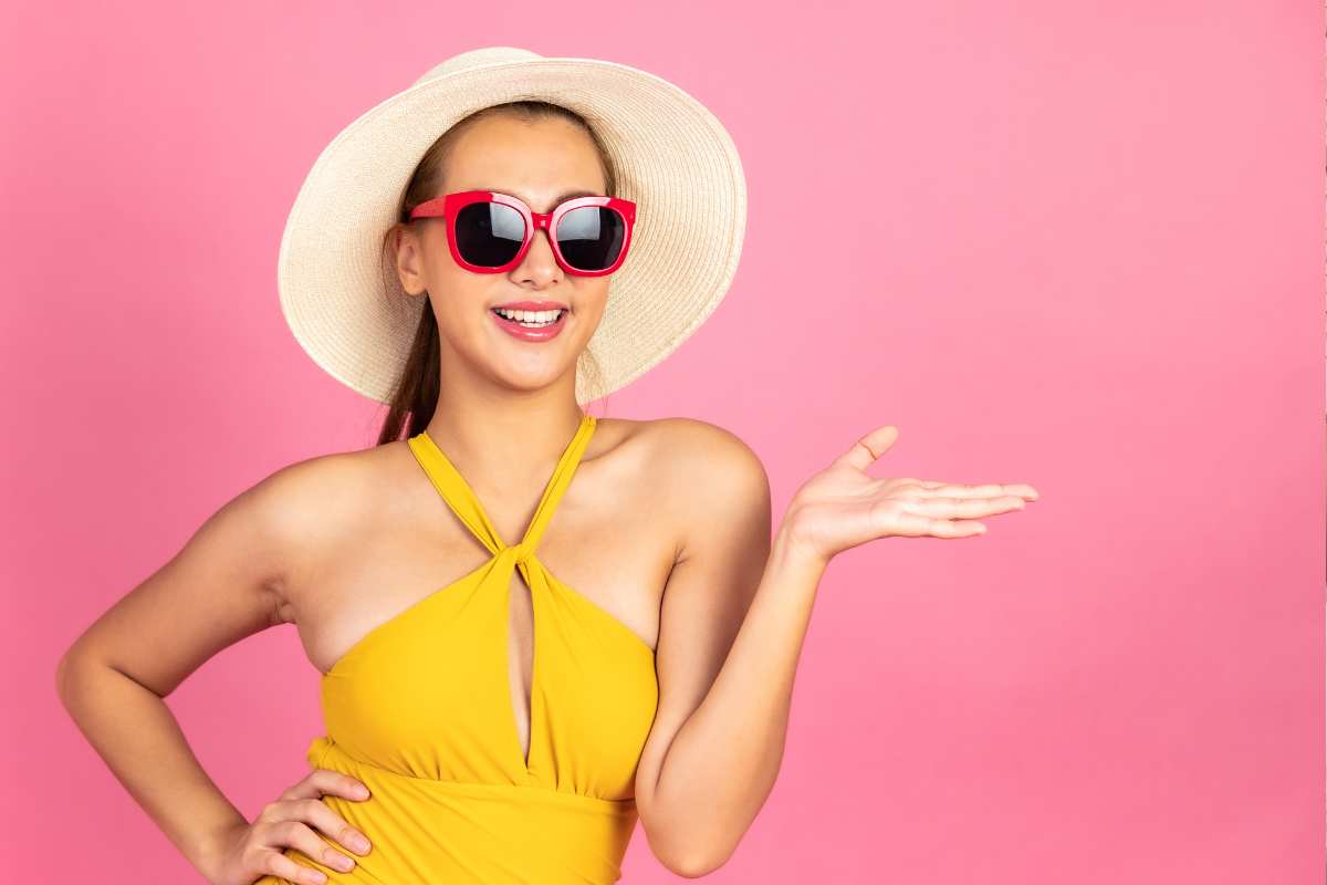 ragazza pronta per il mare con costume e cappello di paglia