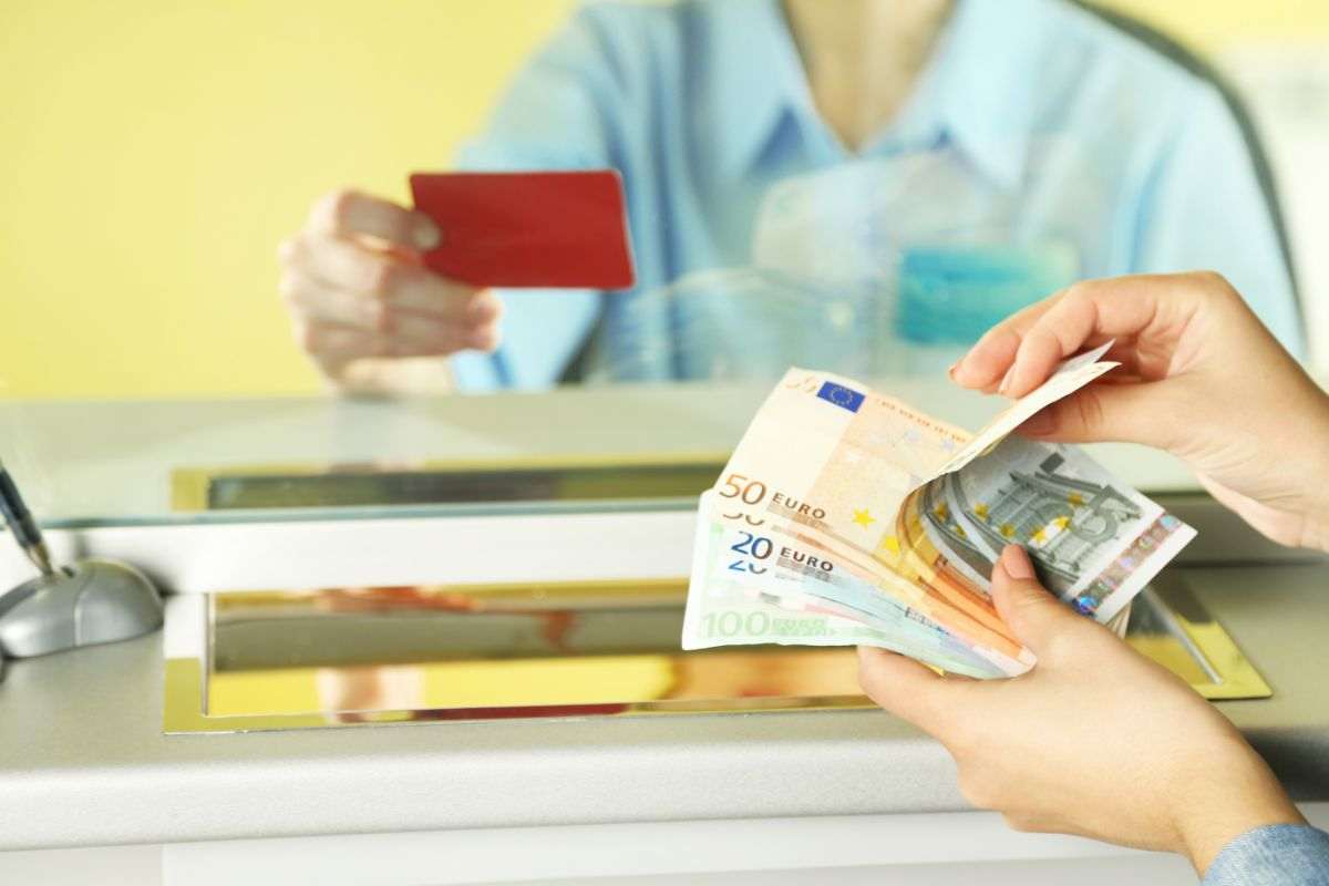 Guai per le banche, da oggi puoi richiedere indietro gli interessi: come funziona
