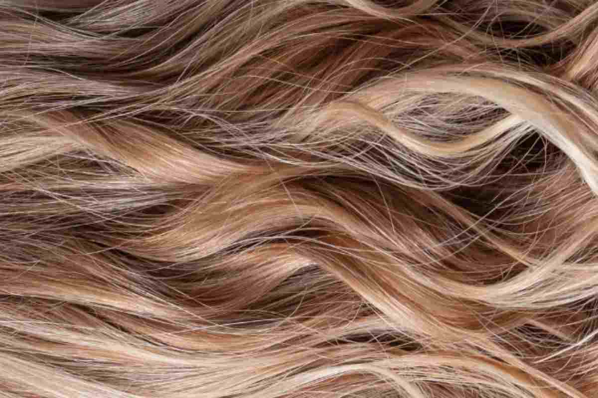 capelli biondi ondulati