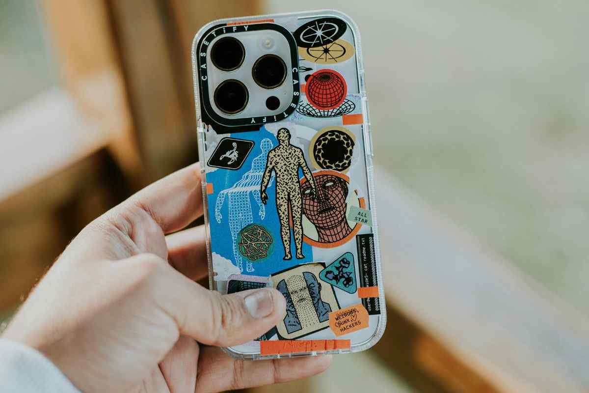 persona con in mano smartphone con cover